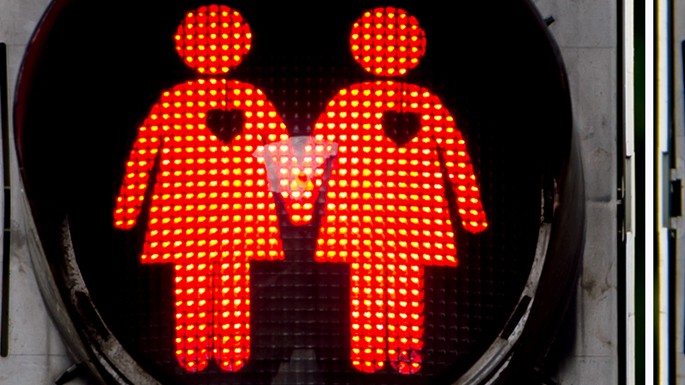 Zwei weibliche Ampelmännchen leuchteten zum CSD 2015 in München. Zwei weibliche Ampelmännchen leuchteten zum CSD 2015 in München.