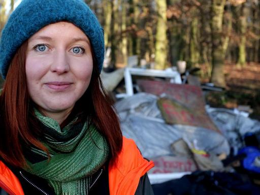 Porträt der Klima-Aktivistin und Grünen-Politikerin Kathrin Henneberger im Hambacher Forst.