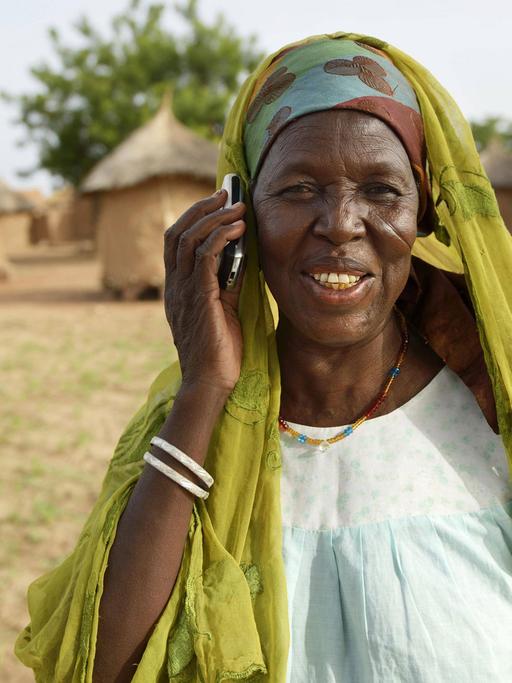 Eine Frau mit einem Mobiltelefon in Burkina Faso.