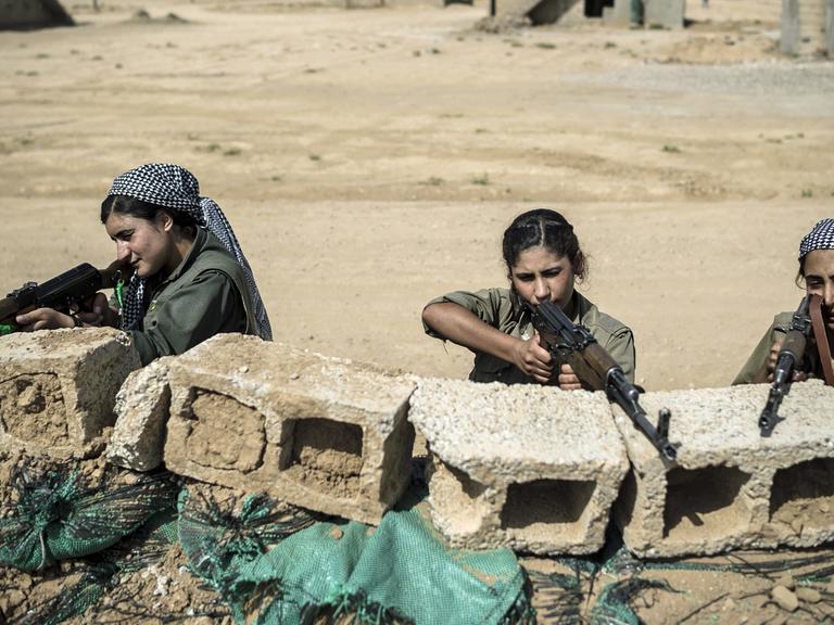 Kurdische Kämpferinnen in einem Militärcamp südlich von Kirkuk; Aufnahme vom September 2014