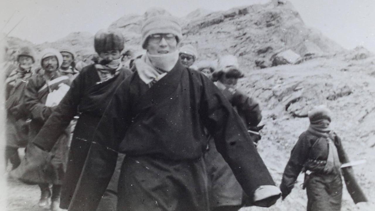 Der 14. Dalai Lama Tenzin Gyathso während seiner Flucht ins indische Exil 1959 . Er wird von der Chushi Gangdruk Army und den Voluntary Freedom Fighters VFF begleitet. Der 14. Dalai Lama Tenzin Gyathso während seiner Flucht ins indische Exil 1959 . Er wird von der Chushi Gangdruk Army und den Voluntary Freedom Fighters VFF begleitet.
