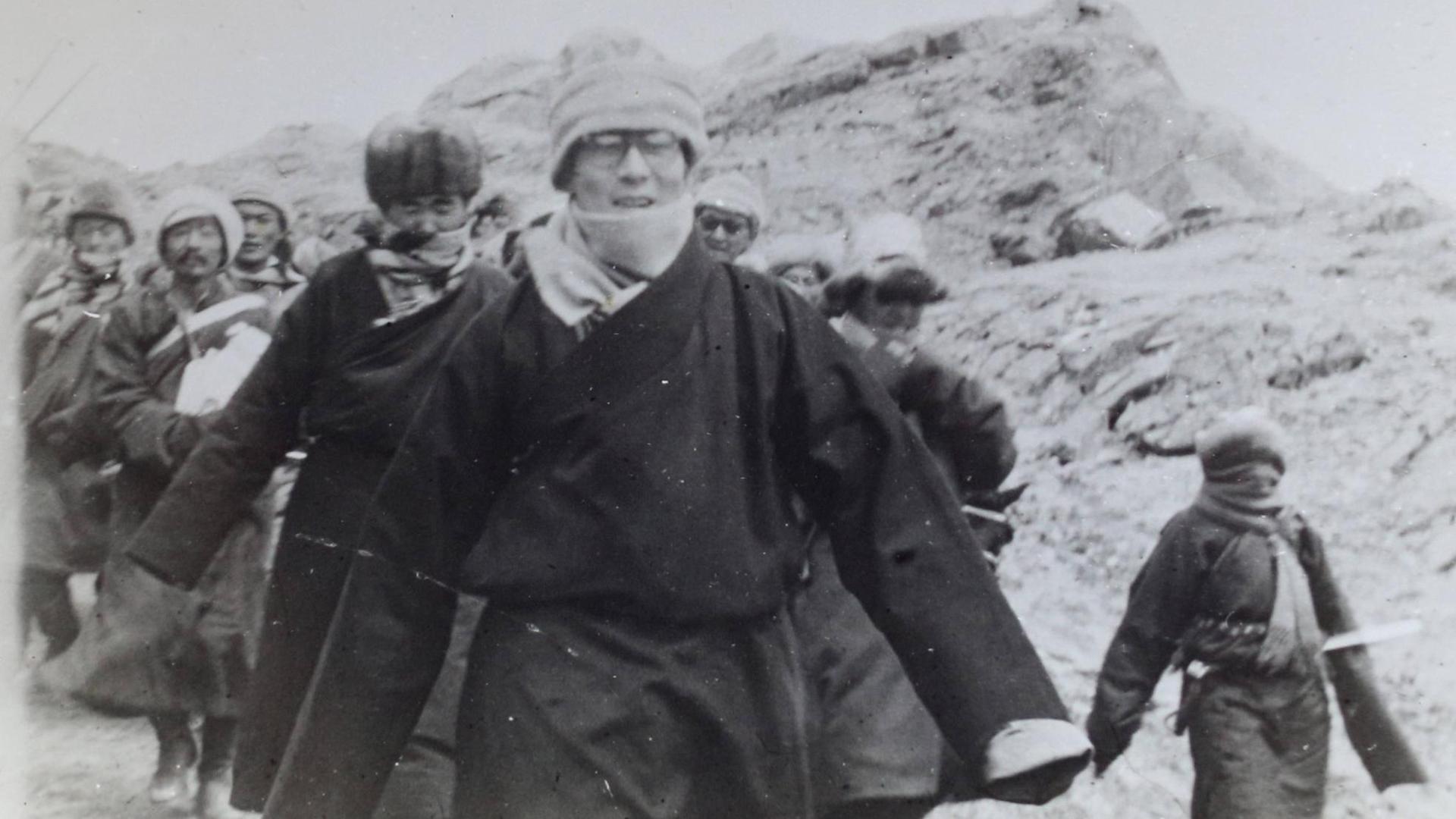 Tenzin Gyatso, der 14. Dalai Lama, bei seiner Flucht aus Tibet ins Exil nach Indien. Tenzin Gyatso, der 14. Dalai Lama, bei seiner Flucht aus Tibet ins Exil nach Indien.