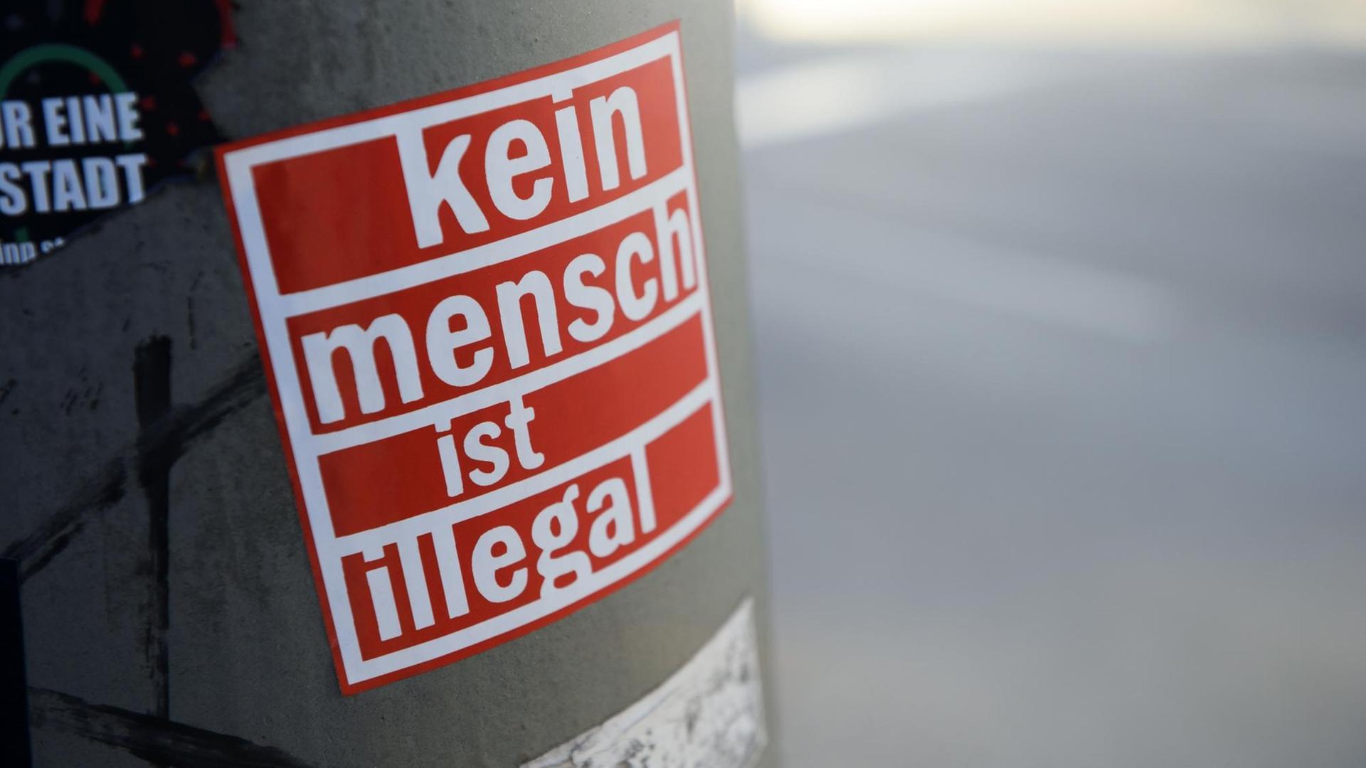 Aufkleber mit der Aufschrift "Kein Mensch ist illegal". Aufkleber mit der Aufschrift "Kein Mensch ist illegal".