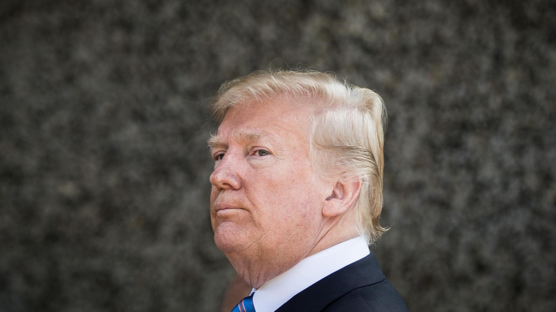 09.06.2018, Charlevoix, La Malbaie, Quebec, Kanada: Donald Trump, Präsident der USA, verlässt das Gipfelgelände nach einer Pressekonferenz. Das zweitägige Treffen der G7-Staaten endet mit Arbeitssitzungen mit den sogenannten Outreach Ländern. 09.06.2018, Charlevoix, La Malbaie, Quebec, Kanada: Donald Trump, Präsident der USA, verlässt das Gipfelgelände nach einer Pressekonferenz. Das zweitägige Treffen der G7-Staaten endet mit Arbeitssitzungen mit den sogenannten Outreach Ländern.