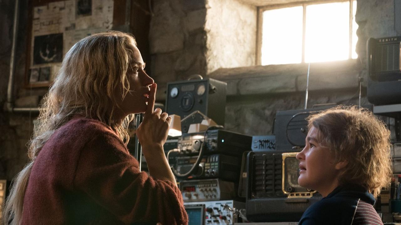 Szenenbild aus "A Quiet Place": Mutter Evelyn (Emily Blunt) und Tochter Regan (Millicent Simmonds) schützen sich durch Stille Szenenbild aus "A Quiet Place": Mutter Evelyn (Emily Blunt) und Tochter Regan (Millicent Simmonds) schützen sich durch Stille