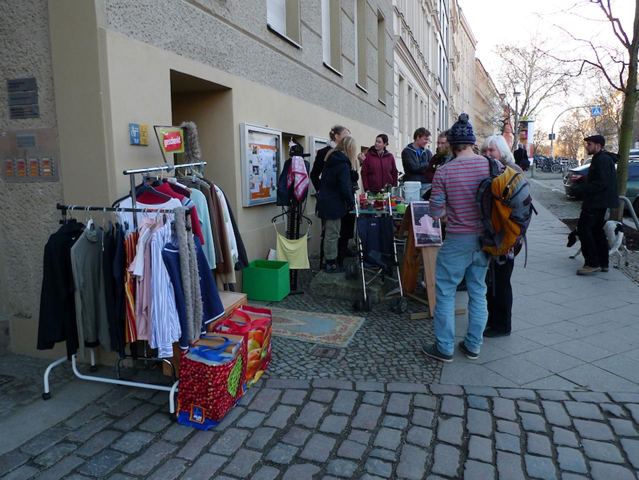 Vor dem Leihladen "Leila" in Berlin Prenzlauer Berg. Hier findet gerade eine Saatgut-Tauschbörse statt.