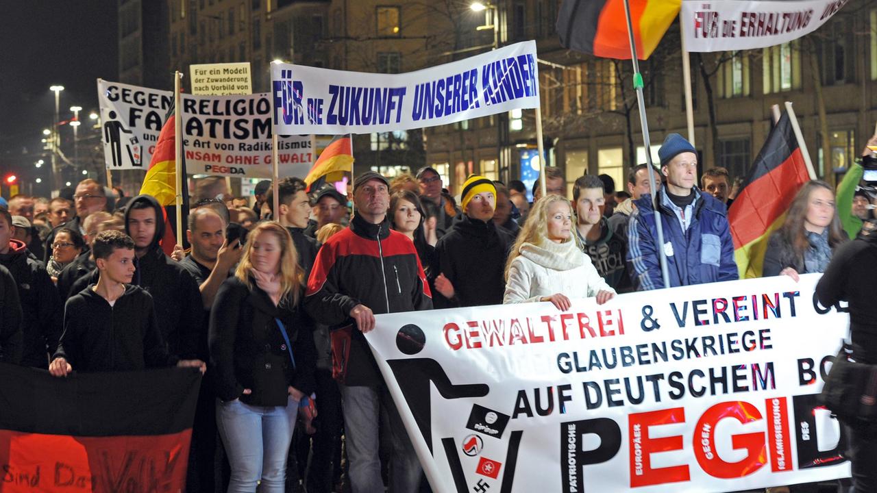 Sammelbecken für unterschiedlichste Forderungen: Pegida-Demo in Dresden Sammelbecken für unterschiedlichste Forderungen: Pegida-Demo in Dresden