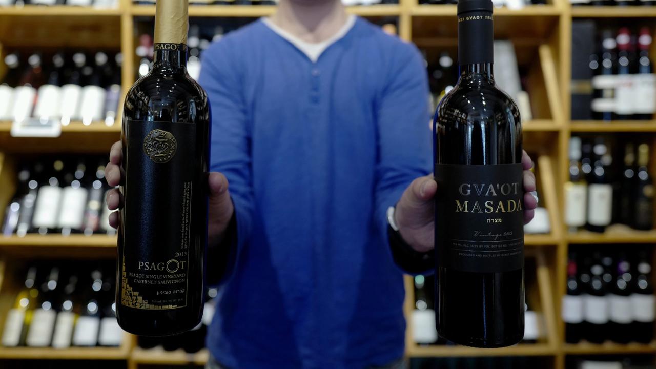 Wein, der im von Israel besetzten Westjordanland produziert wurde: Das Berliner KaDeWe nahm solche Produkte kurzzeitig aus dem Angebot. Wein, der im von Israel besetzten Westjordanland produziert wurde: Das Berliner KaDeWe nahm solche Produkte kurzzeitig aus dem Angebot.