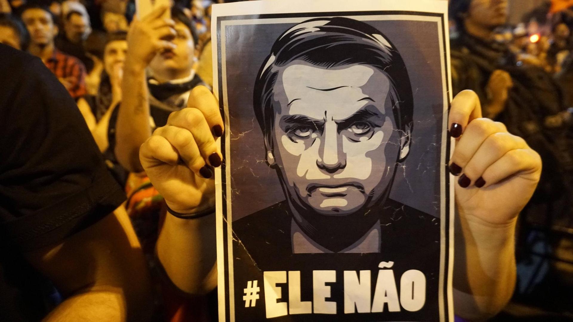Studenten demonstrieren am 30. Oktober 2018 gegen Bolsonaro, der zum neuen Präsidenten Brasiliens gewählt wurde. Sie halten ein Plakat in die Höhe auf dem steht #EleNao (dt. "Er nicht").