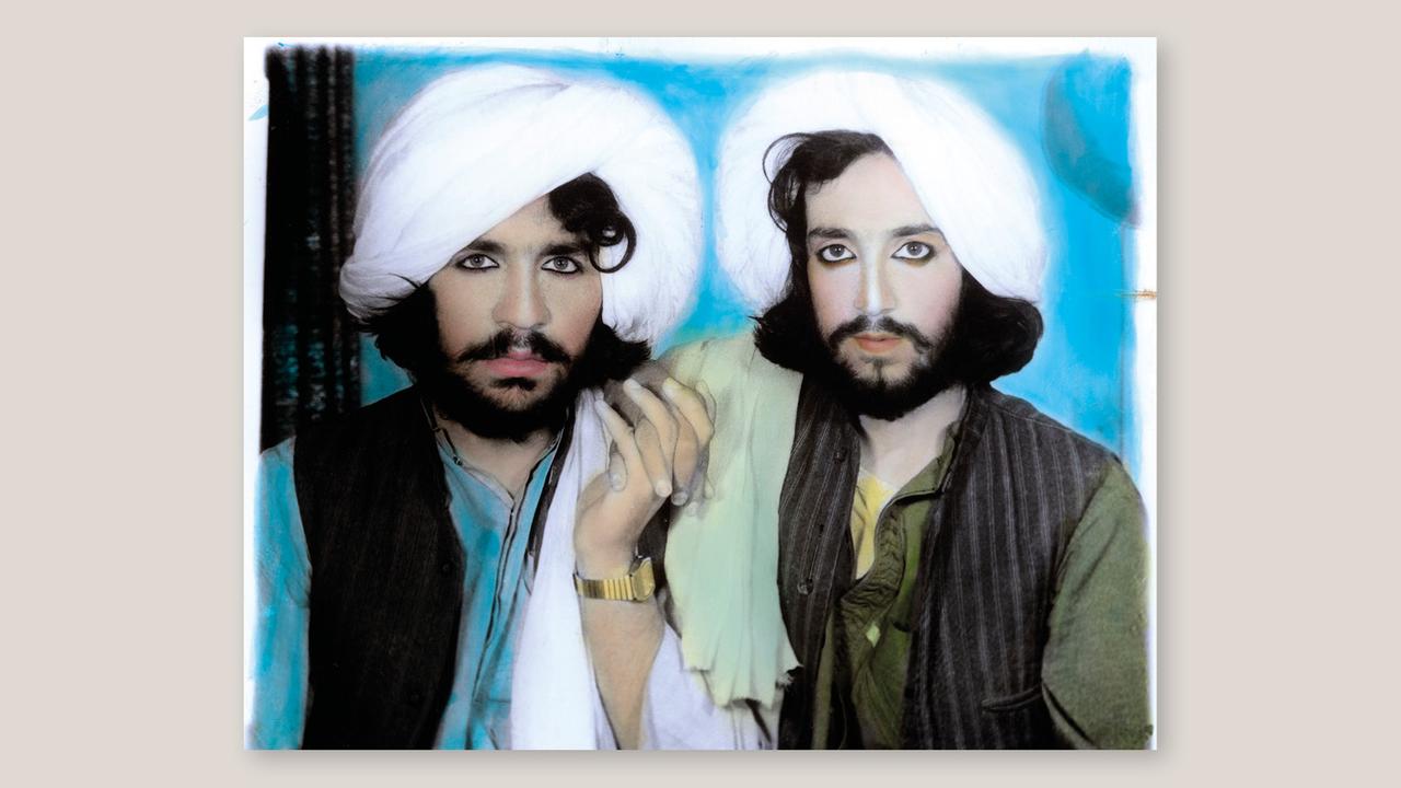Gemälde von zwei Männern mit Bart und Pakol