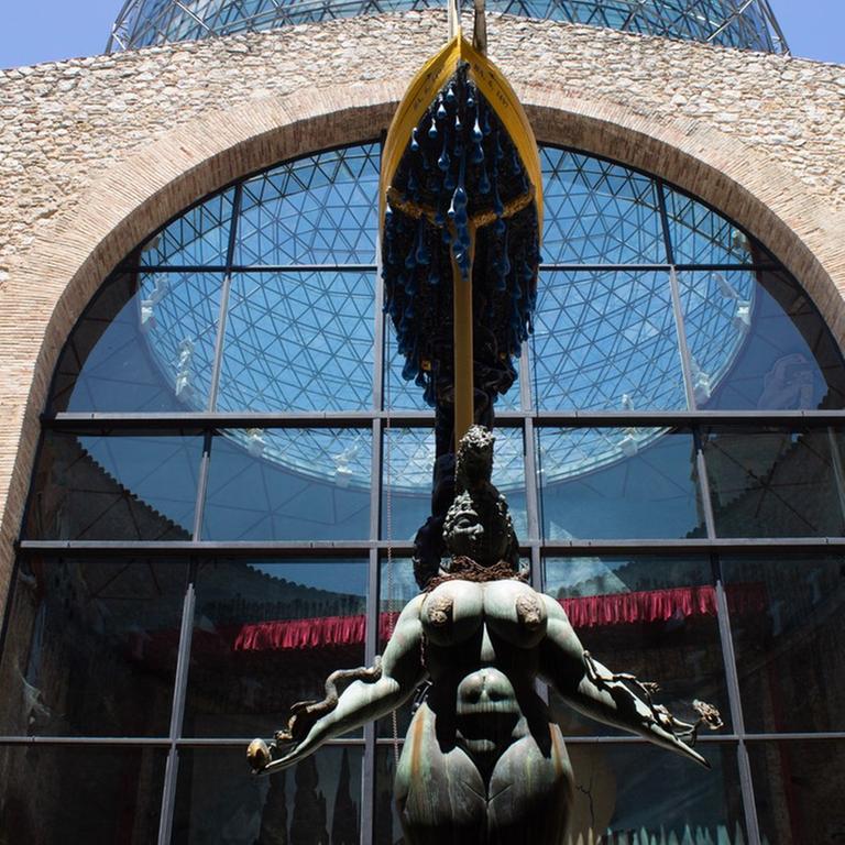 Venus mit Kuppel im Innenhof des Theatre Museu von Dalí