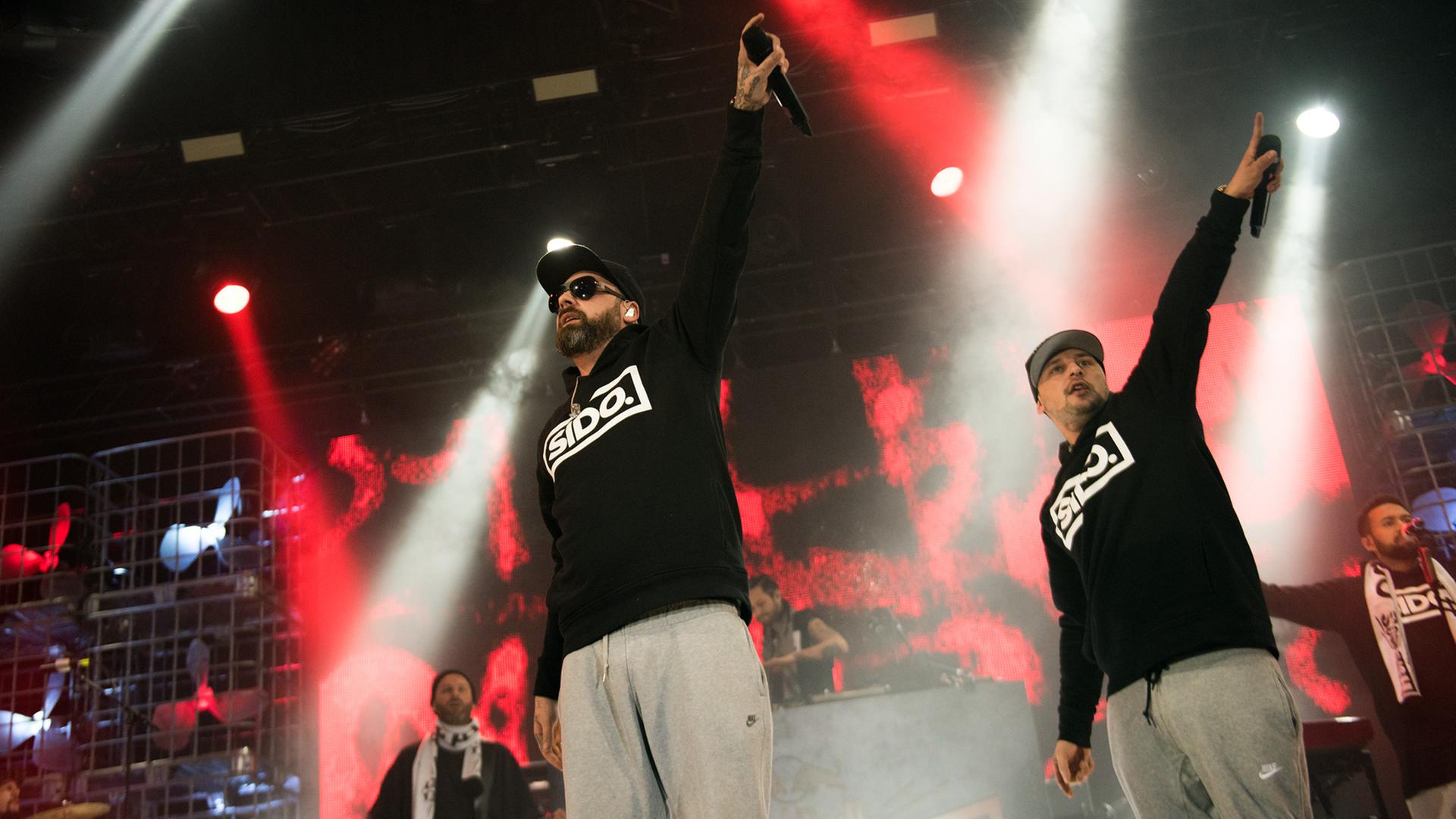 Hiphop-Star Sido (M.) singt in einem Rap-Battle am 17.Dezember 2015 gegen Rapper Haftbefehl in der Grugahalle in Essen. Hiphop-Star Sido (M.) singt in einem Rap-Battle am 17.Dezember 2015 gegen Rapper Haftbefehl in der Grugahalle in Essen.
