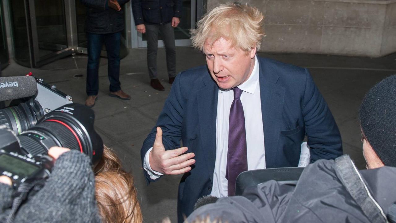 Boris Johnson am Sonntag (18.3.2018) vor Medienvertretern in London. Boris Johnson am Sonntag (18.3.2018) vor Medienvertretern in London.