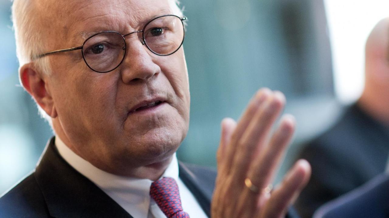Hans-Peter Uhl, früherer Vorsitzender der Arbeitsgruppe Innenpolitik der CDU/CSU-Bundestagsfraktion Hans-Peter Uhl, früherer Vorsitzender der Arbeitsgruppe Innenpolitik der CDU/CSU-Bundestagsfraktion