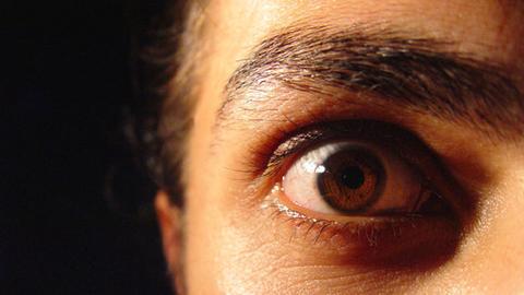 Eine schizophrene Psychose kann sich in Halluzinationen äußern