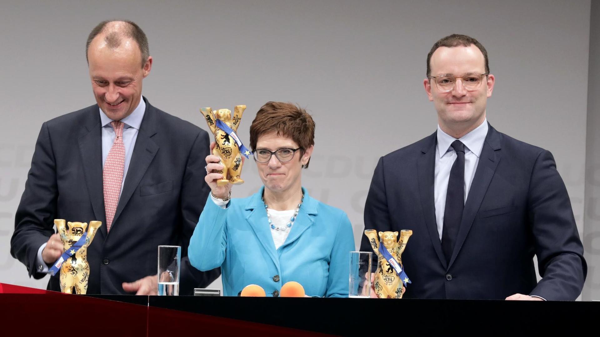 Die drei Kandidaten für den CDU-Bundesvorsitz, Friedrich Merz (CDU, links), früherer Unions-Fraktionschef, Annegret Kramp-Karrenbauer, CDU-Generalsekretärin, und Jens Spahn (CDU), Bundesminister für Gesundheit, bekommen bei der CDU-Regionalkonferenz Berlin/Brandenburg Bären als Geschenk. Die drei Kandidaten für den CDU-Bundesvorsitz, Friedrich Merz (CDU, links), früherer Unions-Fraktionschef, Annegret Kramp-Karrenbauer, CDU-Generalsekretärin, und Jens Spahn (CDU), Bundesminister für Gesundheit, bekommen bei der CDU-Regionalkonferenz Berlin/Brandenburg Bären als Geschenk.