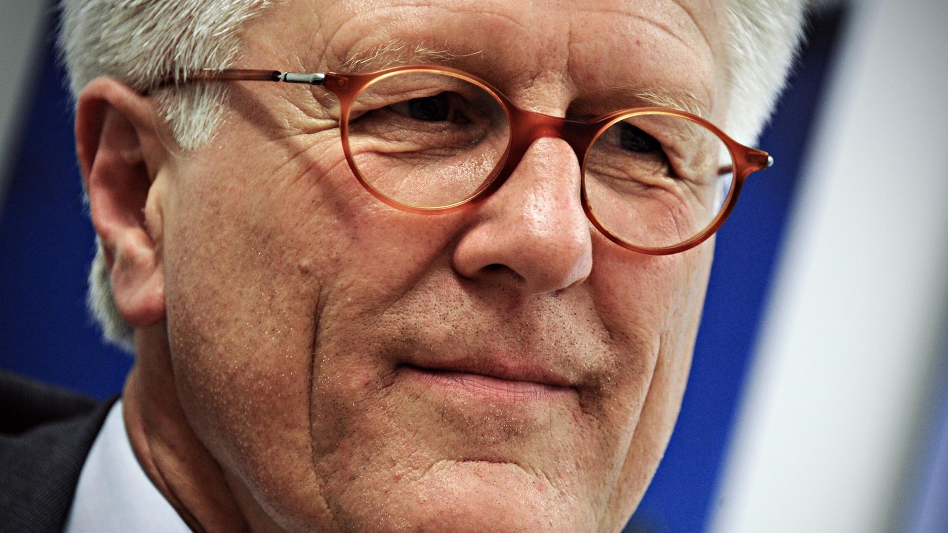Der evangelische Landesbischof Heinrich Bedford-Strohm spricht am 05.08.2014 in München (Bayern) mit Journalisten der Deutschen Presse-Agentur. Als Landesbischof in Bayern ist Bedford-Strohm ein Kandidat für die Nachfolge des Ratsvorsitzenden Schneider, der sein Amt wegen der Krebserkrankung seiner Frau abgibt. Der evangelische Landesbischof Heinrich Bedford-Strohm spricht am 05.08.2014 in München (Bayern) mit Journalisten der Deutschen Presse-Agentur. Als Landesbischof in Bayern ist Bedford-Strohm ein Kandidat für die Nachfolge des Ratsvorsitzenden Schneider, der sein Amt wegen der Krebserkrankung seiner Frau abgibt.