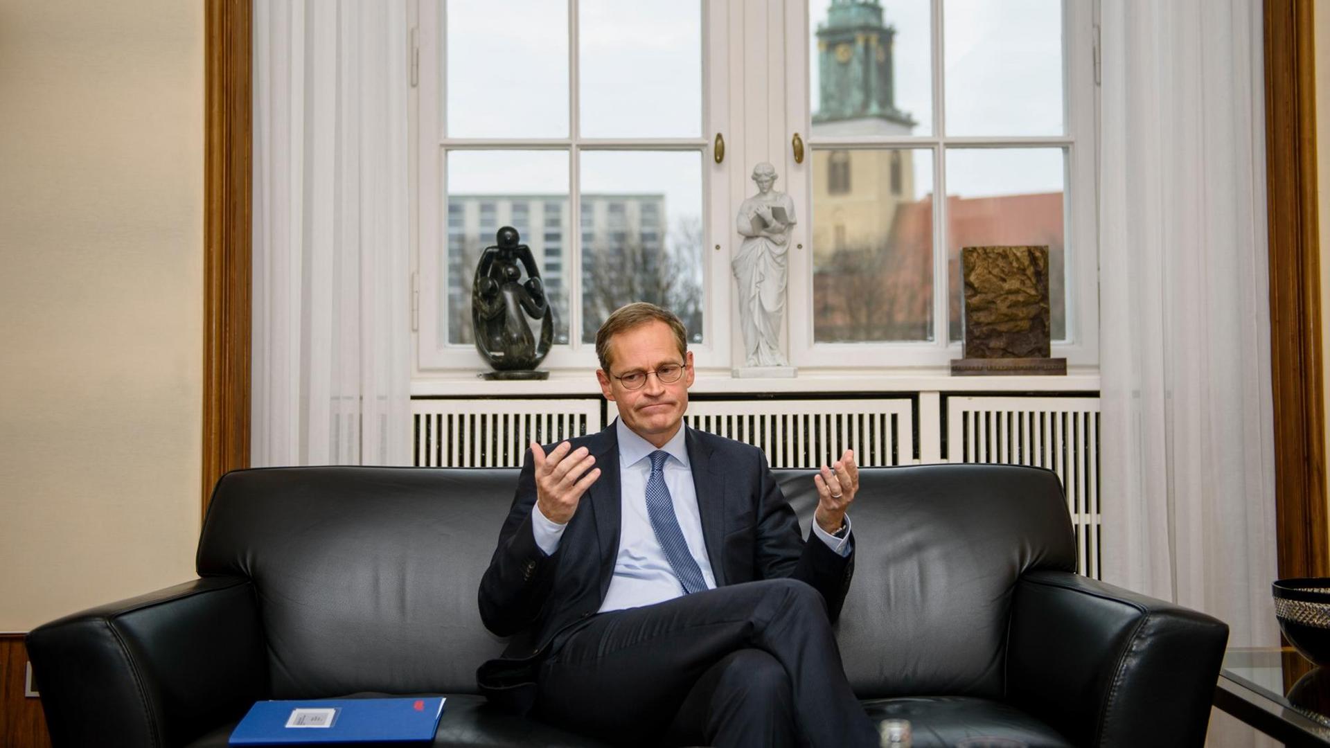 Der Regierende Bürgermeister von Berlin, Michael Müller (SPD), spricht am 08.03.2017 während eines Interviews in seinem Amtszimmer im Roten Rathaus in Berlin. Der Regierende Bürgermeister von Berlin, Michael Müller (SPD), spricht am 08.03.2017 während eines Interviews in seinem Amtszimmer im Roten Rathaus in Berlin.