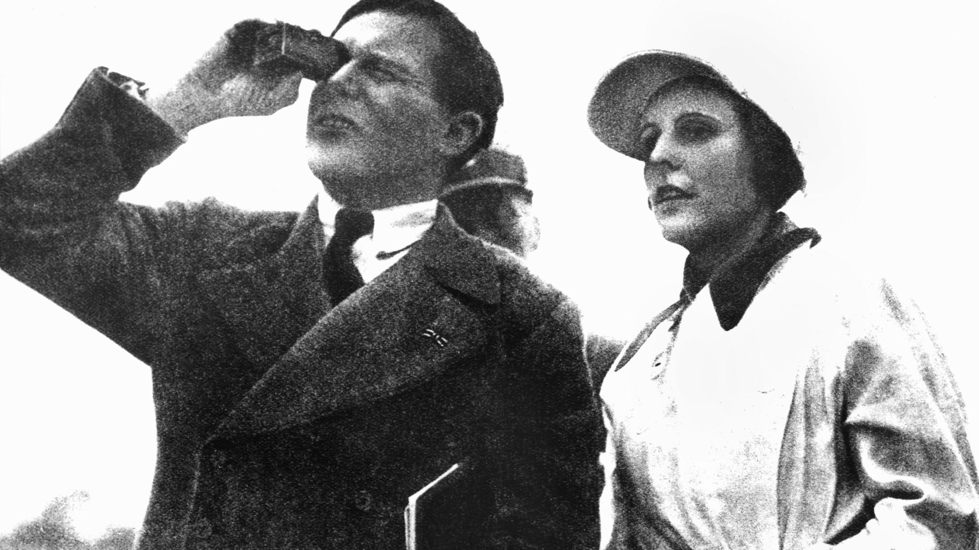 Die Regisseurin Leni Riefenstahl und der Kameramann Sepp Allgeier während des NSDAP-Parteitags im Jahr 1934 in Nürnberg. Die Regisseurin Leni Riefenstahl und der Kameramann Sepp Allgeier während des NSDAP-Parteitags im Jahr 1934 in Nürnberg.