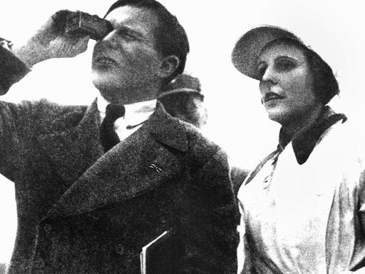 Die Regisseurin Leni Riefenstahl und der Kameramann Sepp Allgeier während des NSDAP-Parteitags im Jahr 1934 in Nürnberg.