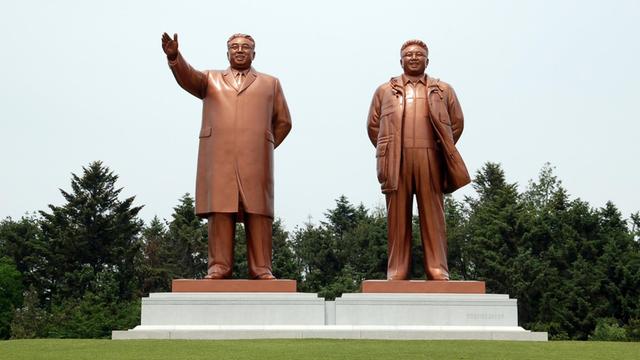 Nicht vom Sockel zu stürzen: Denkmal der nordkoreanischen Machthaber Kim Il Sung und Kim Jong Il