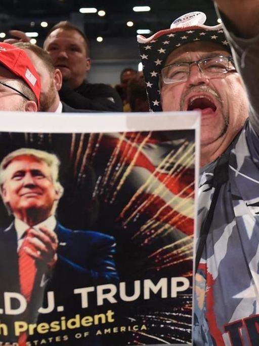 Trump-Unterstützer in Des Moines, Iowa, während der "Thank You Tour 2016" des gewählten US-Präsidenten