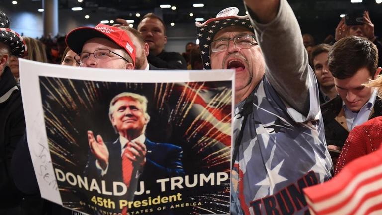 Trump-Unterstützer in Des Moines, Iowa, während der "Thank You Tour 2016" des gewählten US-Präsidenten