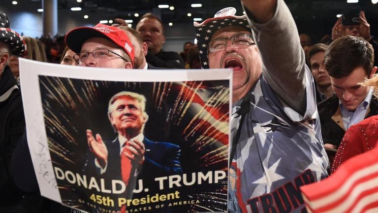Trump-Unterstützer in Des Moines, Iowa, während der "Thank You Tour 2016" des gewählten US-Präsidenten Trump-Unterstützer in Des Moines, Iowa, während der "Thank You Tour 2016" des gewählten US-Präsidenten