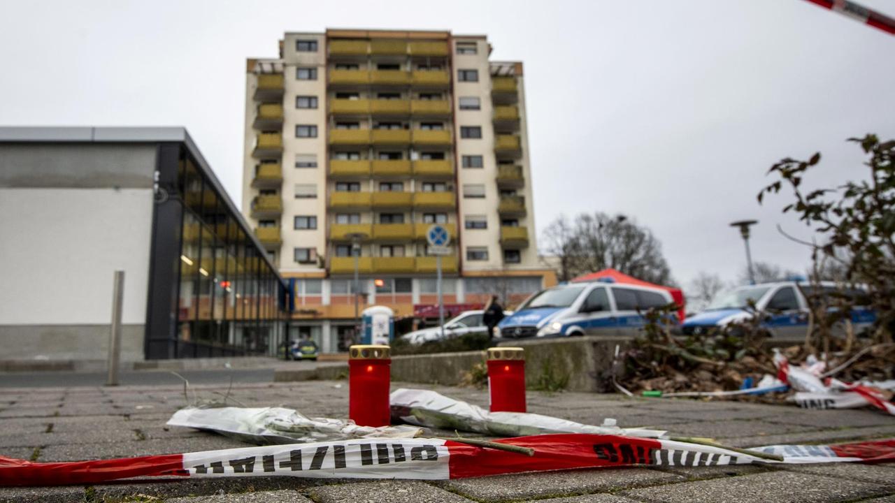 Grablichter und Blumen im hessischen Kesselstadt, wo in der Nacht auf Donnerstag tödliche Schüsse fielen