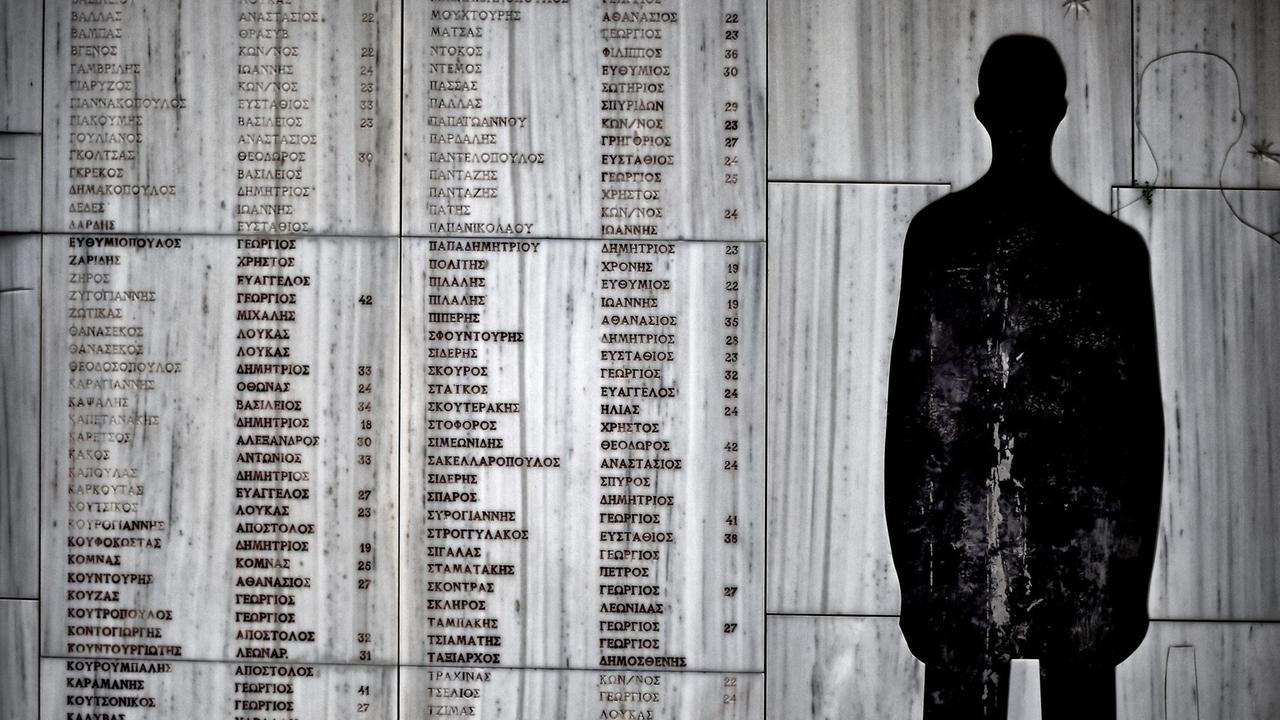 Ein Mahnmal im griechischen Ort Distomo erinnert an die Opfer Ein Mahnmal im griechischen Ort Distomo erinnert an die Opfer