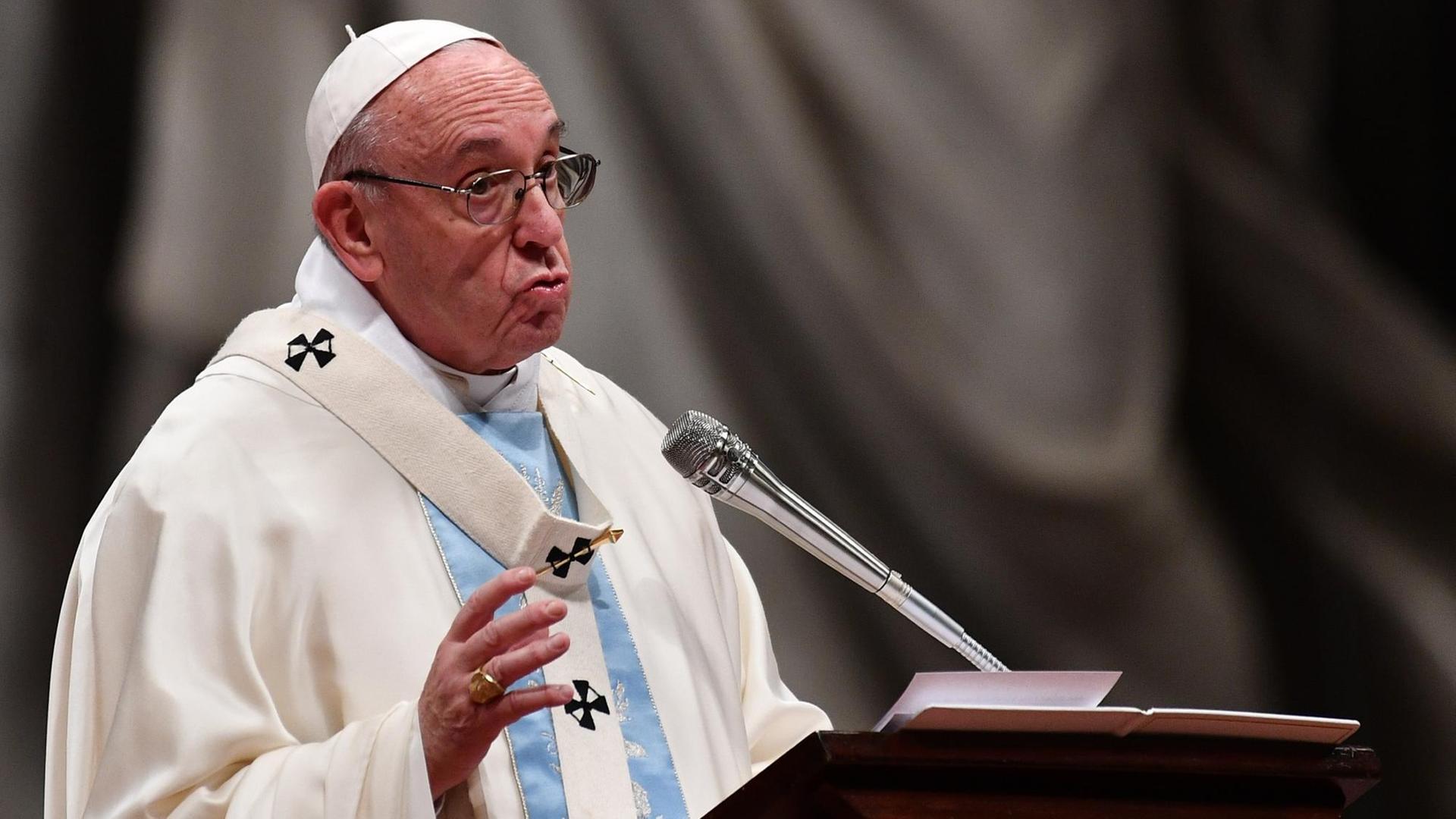 Papst Franziskus predigt während der Neujahrsmesse 2018