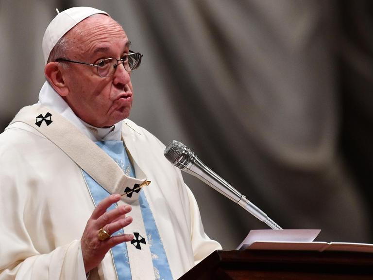 Papst Franziskus predigt während der Neujahrsmesse 2018