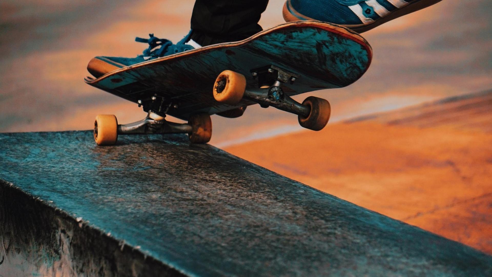 Ein Skateboard mit Füßen darauf, beim Ausführen eine Tricks. Ein Skateboard mit Füßen darauf, beim Ausführen eine Tricks.