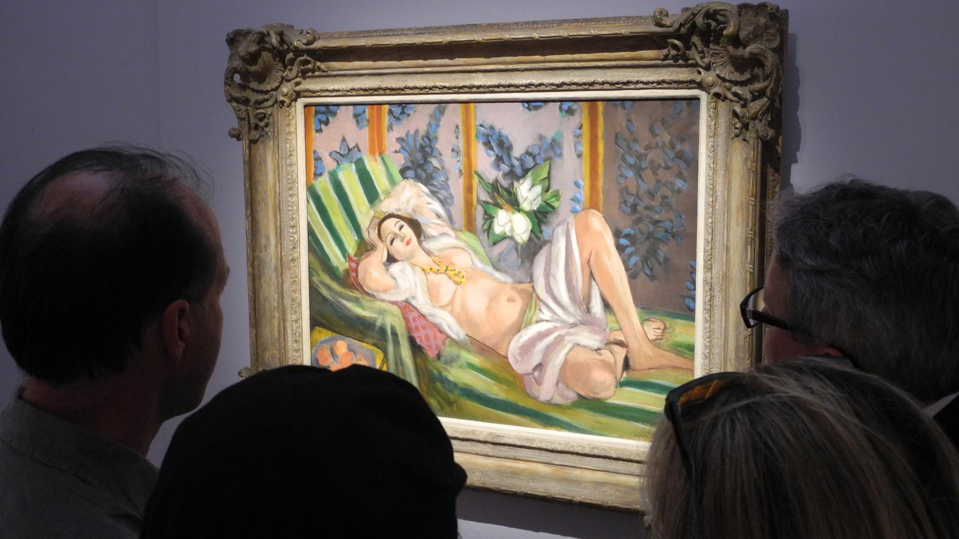USA, New York: Besucher betrachten das Gemälde "Odalisque couchee aux magnolias" von Henri Matisse, das Teil der Privatsammlung des verstorbenen US-Milliardärs David Rockefeller war und im Auktionshaus Christie's in New York hängt. USA, New York: Besucher betrachten das Gemälde "Odalisque couchee aux magnolias" von Henri Matisse, das Teil der Privatsammlung des verstorbenen US-Milliardärs David Rockefeller war und im Auktionshaus Christie's in New York hängt.