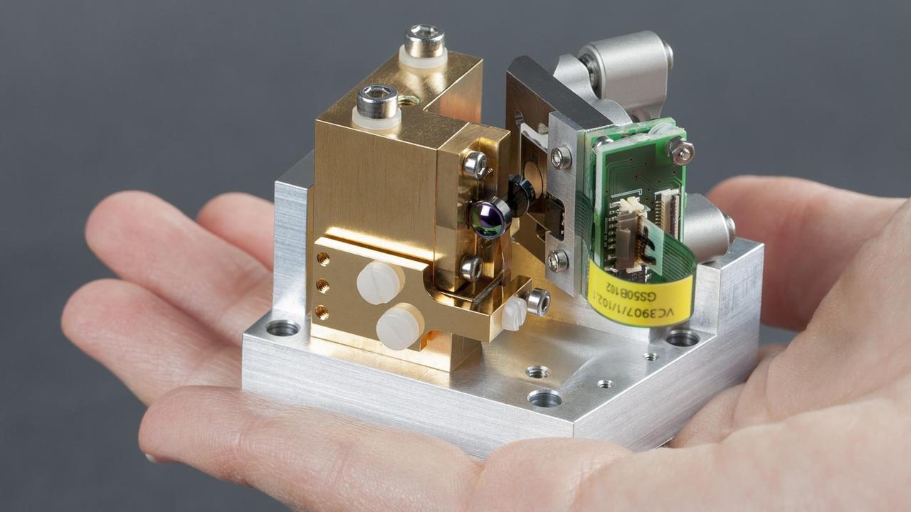 Kompakte Infrarotlaserquelle auf Handfläche Kompakte Infrarotlaserquelle auf Handfläche