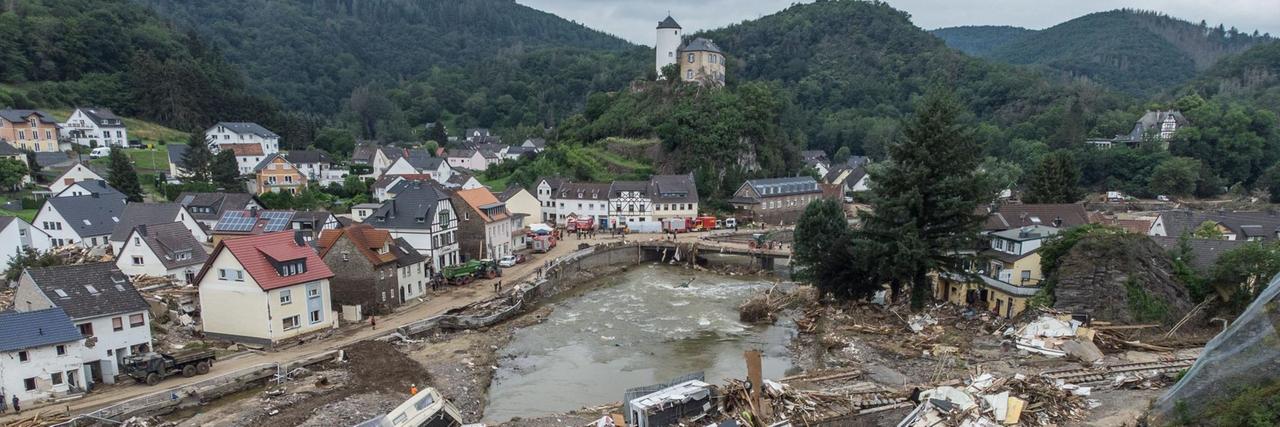 Meterhoch türmen sich Wohnwagen, Gastanks, Bäume und Schrott an einer Brücke über die Ahr (Luftaufnahme mit einer Drohne). Meterhoch türmen sich Wohnwagen, Gastanks, Bäume und Schrott an einer Brücke über die Ahr (Luftaufnahme mit einer Drohne).
