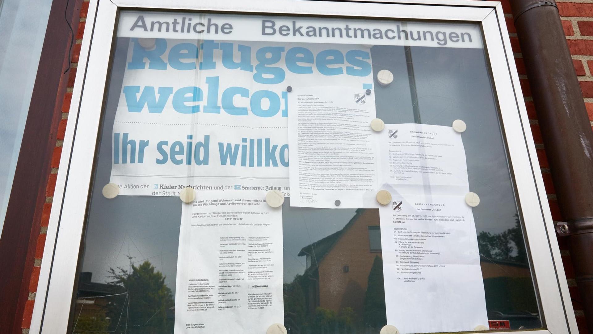 Der Schaukasten am Gemeindehaus von Oersdorf mit dem Aushang "Refugees welcome", aufgenommen am 30.09.2016) in Oersdorf (Kreis Segeberg) in Schleswig-Holstein. Möglicherweise aus Fremdenfeindlichkeit ist der Bürgermeister der kleinen norddeutschen Gemeinde am Donnerstag (29.09.2016) niedergeschlagen worden. Der Schaukasten am Gemeindehaus von Oersdorf mit dem Aushang "Refugees welcome", aufgenommen am 30.09.2016) in Oersdorf (Kreis Segeberg) in Schleswig-Holstein. Möglicherweise aus Fremdenfeindlichkeit ist der Bürgermeister der kleinen norddeutschen Gemeinde am Donnerstag (29.09.2016) niedergeschlagen worden.