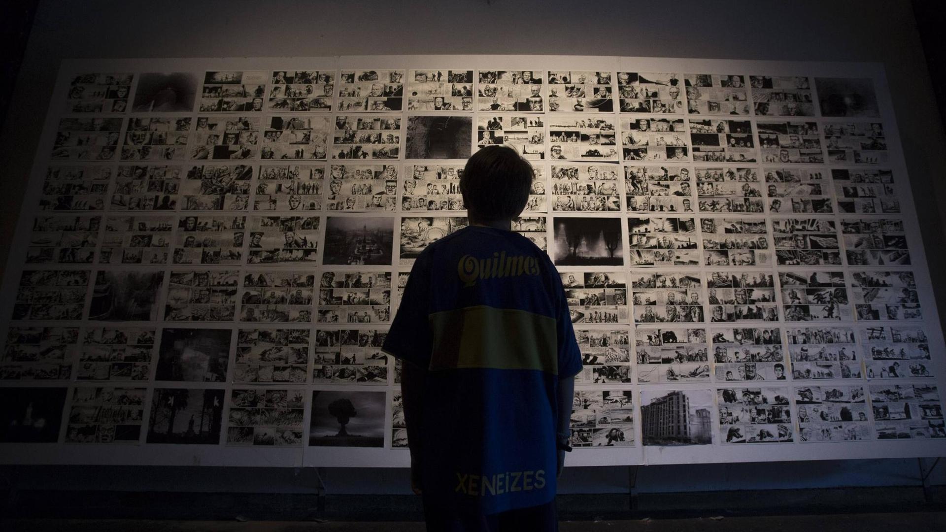 Ein Junge betrachtet die Seiten des Comics "El Eternauta" auf dem Internationalen Comic-Festival Comicopolis 2014 im Tecnopolis Forum in Buenos Aires. Ein Junge betrachtet die Seiten des Comics "El Eternauta" auf dem Internationalen Comic-Festival Comicopolis 2014 im Tecnopolis Forum in Buenos Aires.