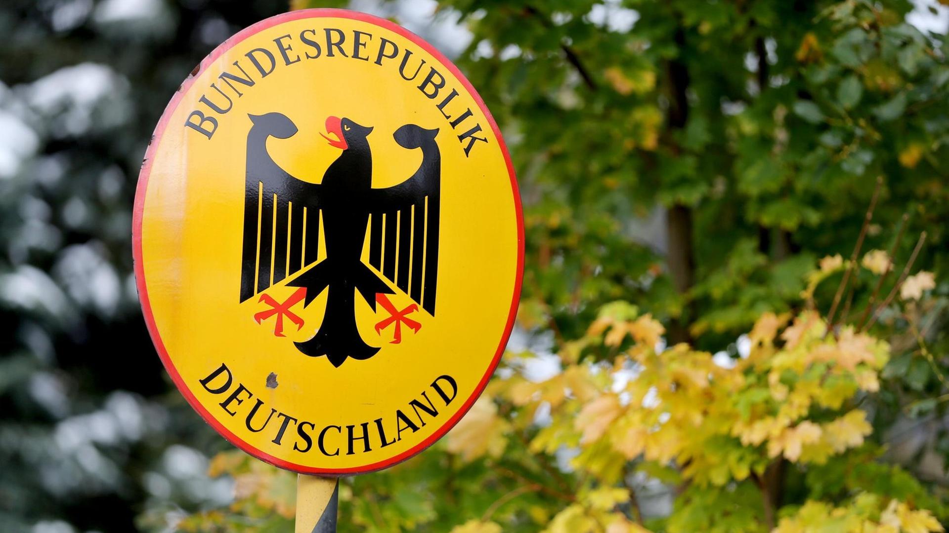 Ein Schild "Bundesrepublik Deutschland" steht am an der Landesgrenze zu Tschechien (14.10.2015).