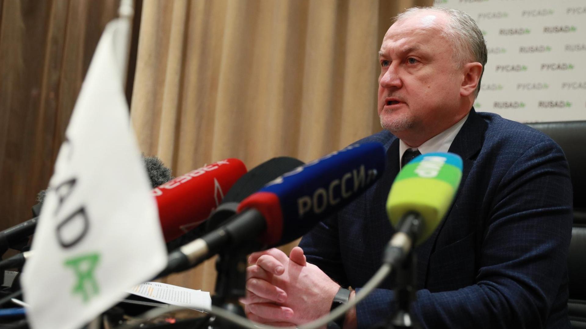 Jurij Ganus, Chef von Russlands Anti-Dopingbehörde (RUSADA) bei einer Pressekonferenz in Moskau nach der Entscheidung der Welt-Anti-Doping-Agentur WADA. | Foto: Anton Denisov/Sputnik/dpa Jurij Ganus, Chef von Russlands Anti-Dopingbehörde (RUSADA) bei einer Pressekonferenz in Moskau nach der Entscheidung der Welt-Anti-Doping-Agentur WADA. | Foto: Anton Denisov/Sputnik/dpa