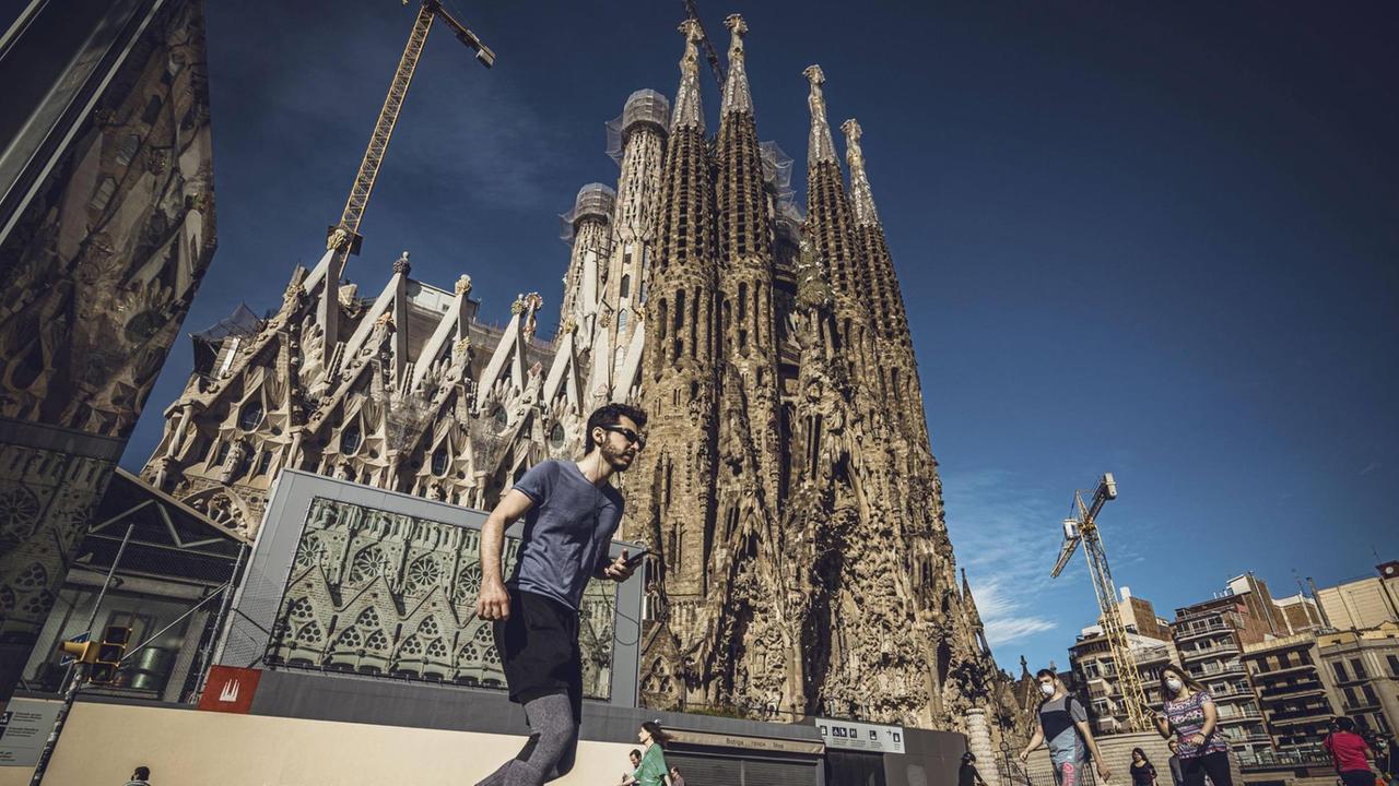 Sportler und Menschen Anfang Mai an der Basilika "Sagrada Família" in Barcelona. Sportler und Menschen Anfang Mai an der Basilika "Sagrada Família" in Barcelona.