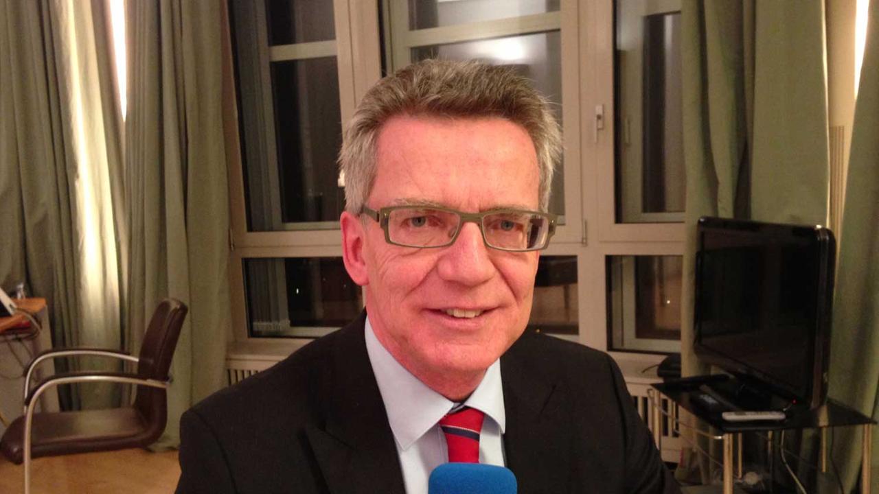 Bundesinnenminister Thomas de Maizière beim Sportgespräch mit dem Deutschlandfunk. Bundesinnenminister Thomas de Maizière beim Sportgespräch mit dem Deutschlandfunk.