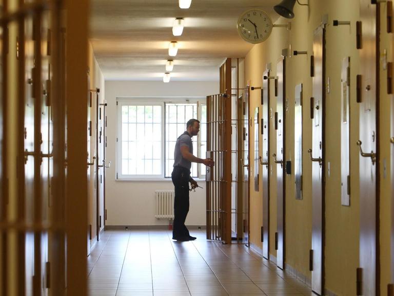 Ein Justizbediensteter steht in der Justizvollzugsanstalt Leipzig.