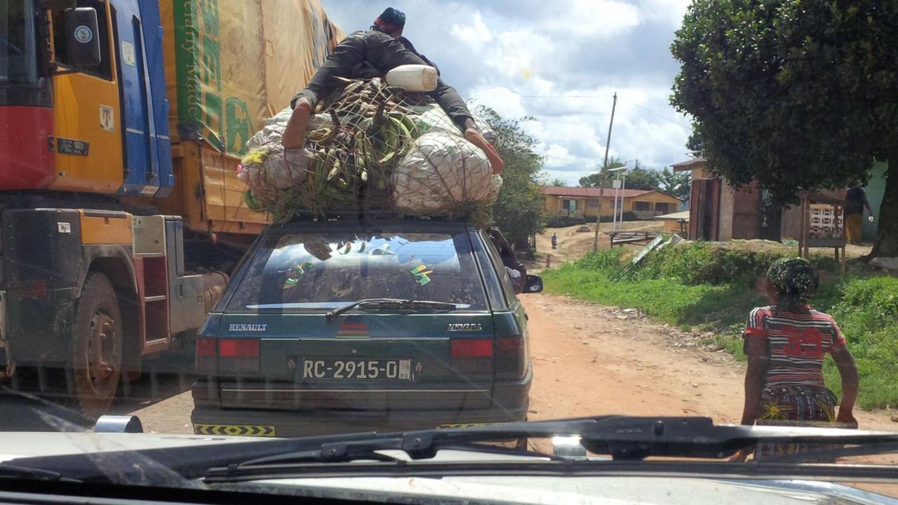 Buschtaxi zwischen Guéckédou und Macenta Buschtaxi zwischen Guéckédou und Macenta
