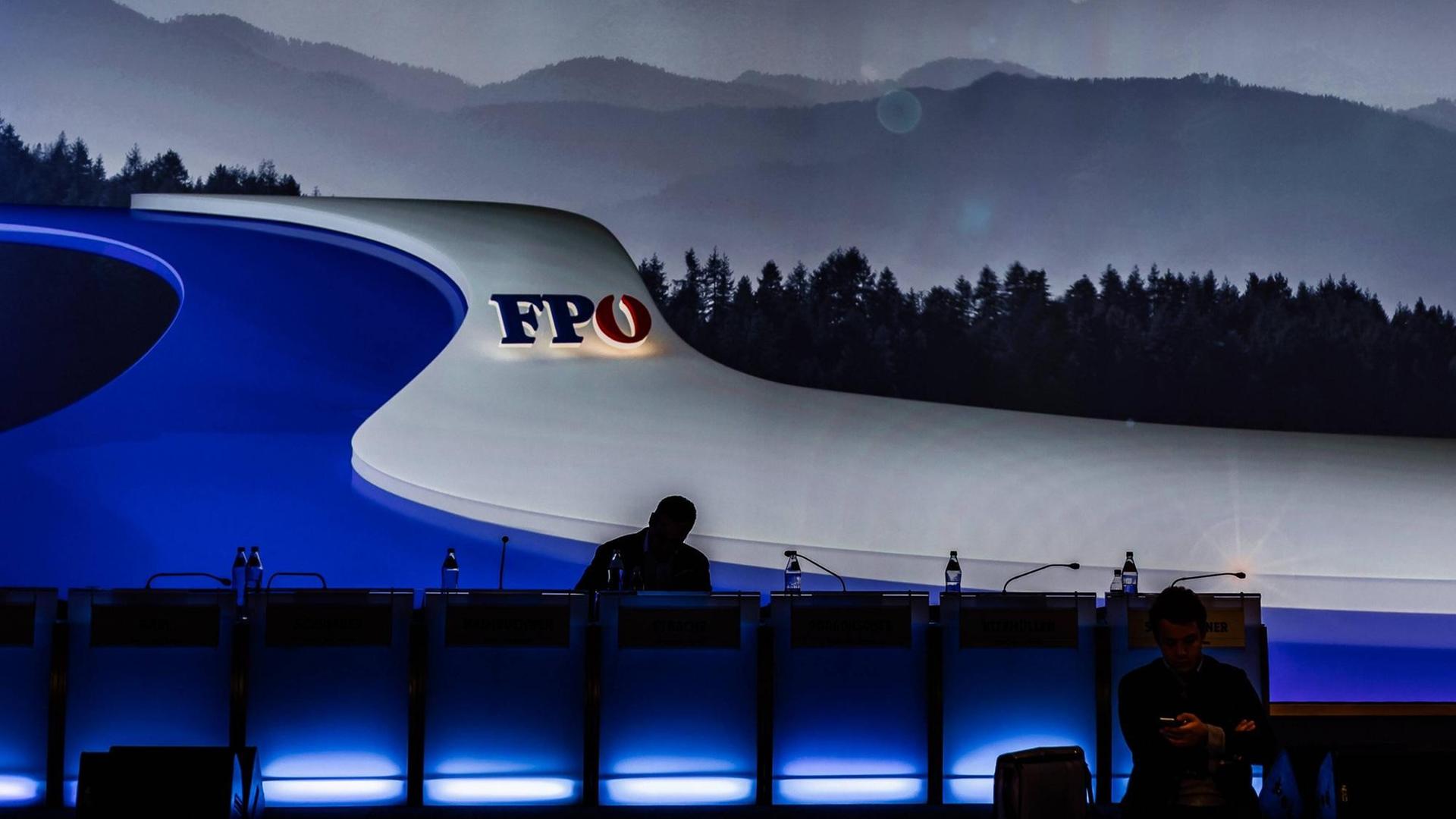 Beim Landesparteitag der FPÖ im April 2019 sitzt der inzwischen zurückgetretene Parteichef Heinz-Christian Strache allein auf dem Podium. Beim Landesparteitag der FPÖ im April 2019 sitzt der inzwischen zurückgetretene Parteichef Heinz-Christian Strache allein auf dem Podium.