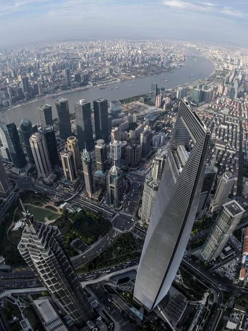 Die Skyline von Schanghai am Huangpu Fluss - gesehen vom Shanghai Tower.
