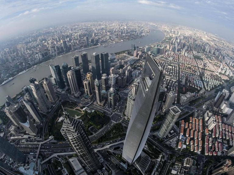 Die Skyline von Schanghai am Huangpu Fluss - gesehen vom Shanghai Tower.