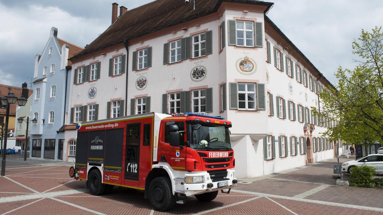 Ein Einsatzfahrzeug der Freiwilligen Feuerwehr Erding vom Typ Hilfeleistungslöschgruppenfahrzeug (HLF 20). Das Fahrzeug wurde am 01.07.2016 bei der Freiwilligen Feuerwehr in Erding in Dienst gestellt Ein Einsatzfahrzeug der Freiwilligen Feuerwehr Erding vom Typ Hilfeleistungslöschgruppenfahrzeug (HLF 20). Das Fahrzeug wurde am 01.07.2016 bei der Freiwilligen Feuerwehr in Erding in Dienst gestellt