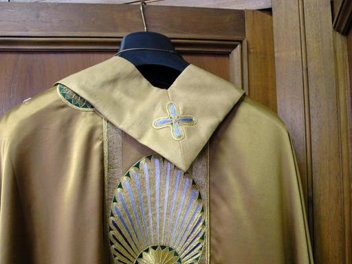 Eines der päpstlichen Messgewänder hangt in der vatikanischen Sakristei an einem Kleiderhaken