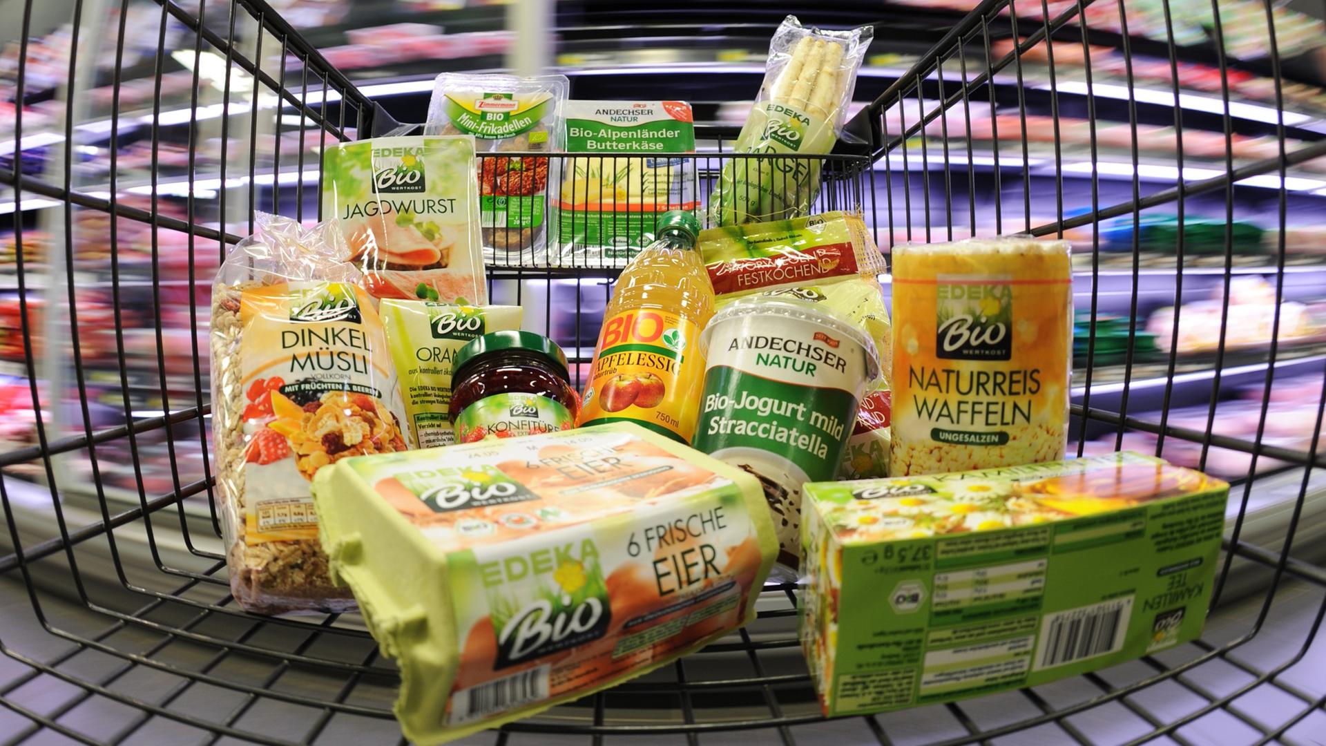 Einkaufswagen in einem Supermarkt Einkaufswagen in einem Supermarkt